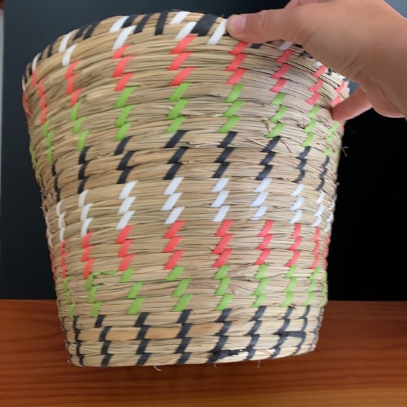 Seagrass basket / planter with multicolor detail - Picture 6 of 7